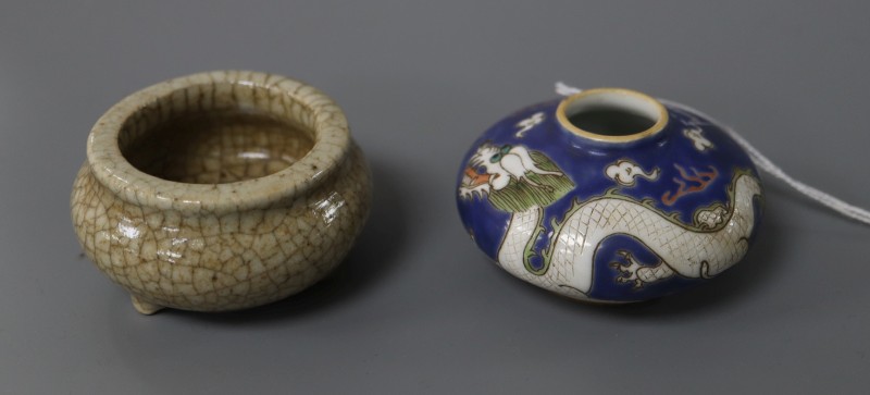 A Chinese dragon jar and a crackleglaze jar, tallest 3cm